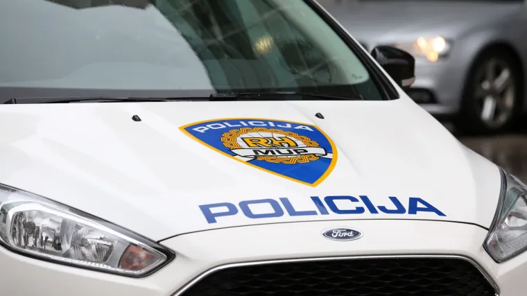 Sletio s ceste, udario u stablo i na mjestu poginuo: vatrogasci morali rezati auto da ga izvade