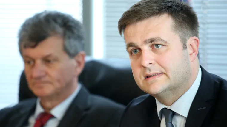 Ćorić popio vodu iz Slavonskog Broda koju mu je ponudio na&scaron; reporter, pa kasnije poručio: 'I dalje nije za piće'