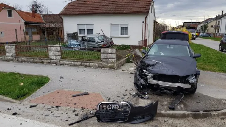 Prizori su zastra&scaron;ujući, smrskani automobil se i zapalio