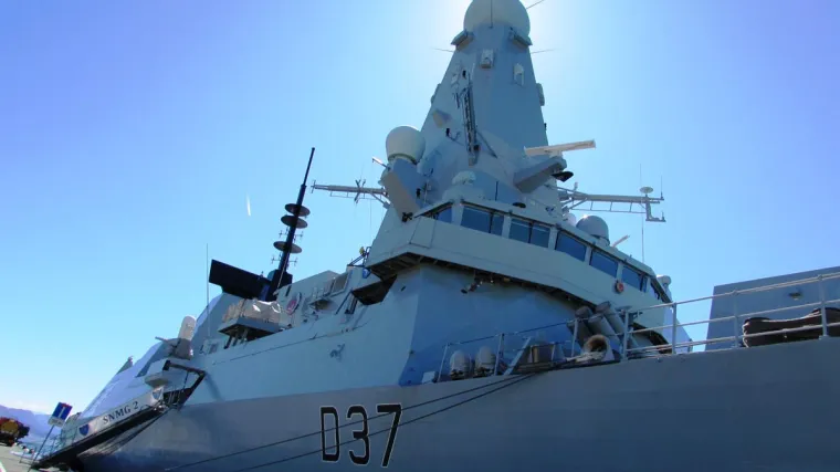 Obavlja &scaron;irok spektar zadaća, a prvenstvena namjena mu je protuavionska i proturaketna obrana