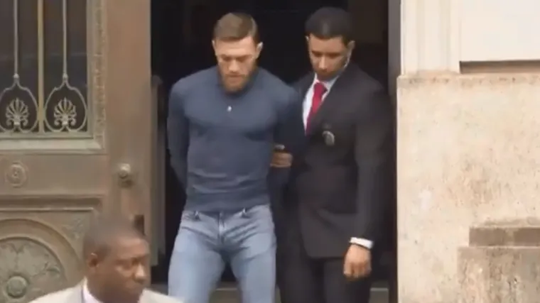 McGREGOR U LISICAMA ISPRAĆEN IZ POLICIJE: Slavni MMA borac pojavio se na sudu, određena mu jamčevina