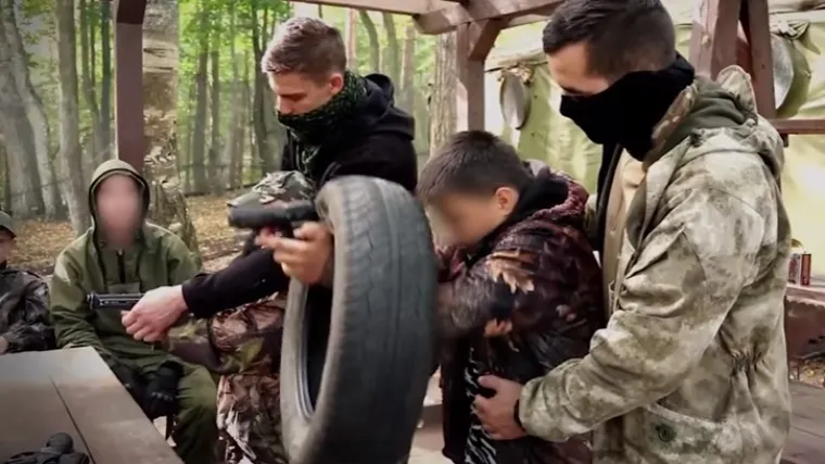 Srpski ratni veterani &scaron;alju djecu u vojni kamp u Rusiju: uče rastavljati kala&scaron;njikov i boriti se noževima