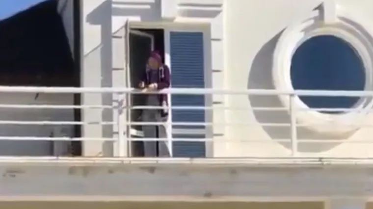 Prvo ga gađa kamenjem, a onda uzima pi&scaron;tolj