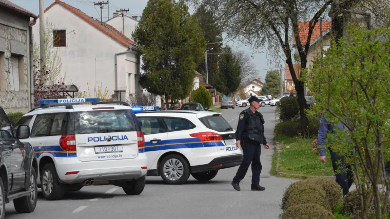 Naoružani mladić zatvorio se u kuću, policija mu uzela oružje, ali on se popeo na krov i vikao: 'Ja ne idem!'
