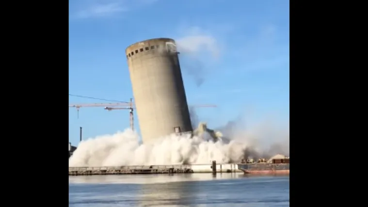 Ru&scaron;enje silosa po&scaron;lo po krivu: toranj se sru&scaron;io na krivu stranu i pao na kulturni centar