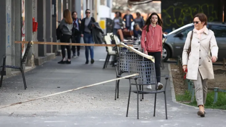 OTPADA FASADA U CENTRU ZAGREBA: U ulici Jurja Križanića dijelovi fasade ugrožavaju prolaznike