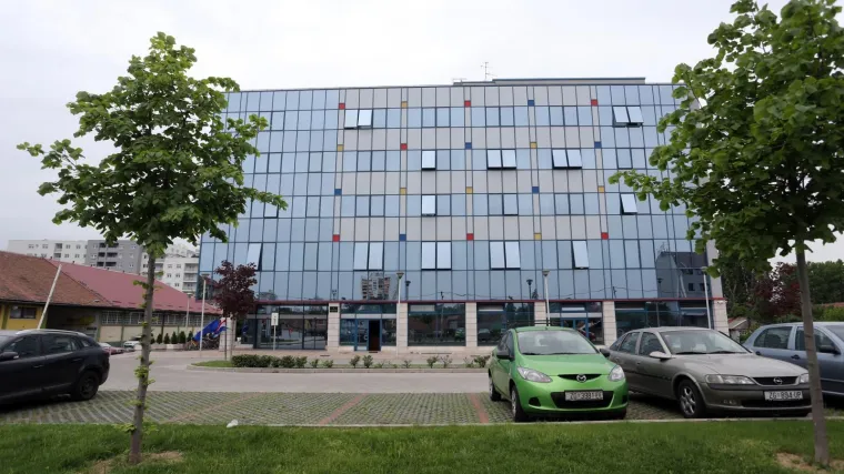 Afera u Ministarstvu obrazovanja: Na testiranju za zapošljavanje učitelji prepisivali od kolega i s mobitela