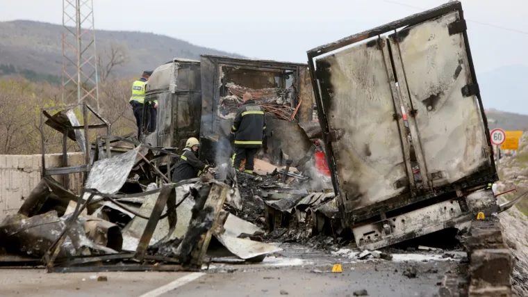 Vatra u potpunosti progutala kamion na Jadranskoj magistrali u Rijeci