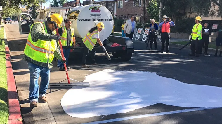 Sve je... bijelo, bijelo: boje asfalt u cijelom gradu kako bi snizili temperature po ljeti