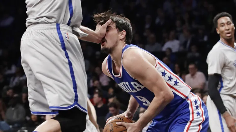 &Scaron;arić nakon 13 sekundi razbijenih zubiju i krvava lica napustio teren: Bender drugu večer u nizu do 'double-double' učinka