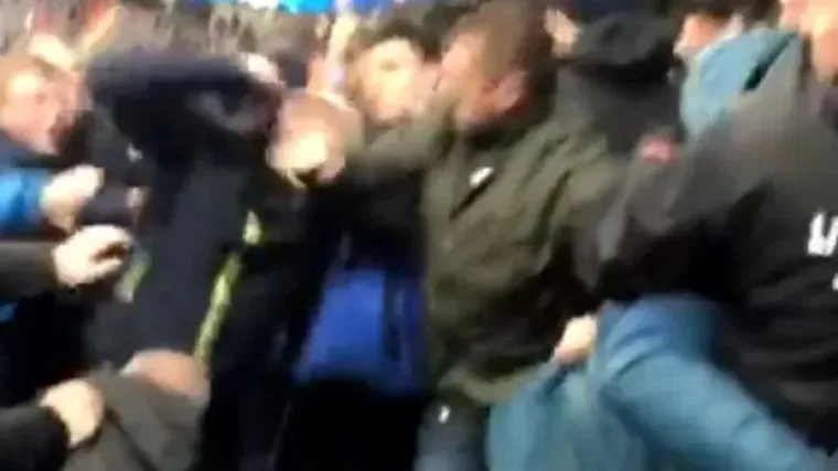 Navijač Liverpoola slavio na pogre&scaron;noj tribini, odmah poletjele &scaron;ake