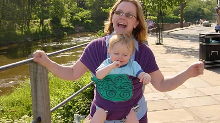 Kako nosite dijete? Ako je u klokanici koja nije ergonomska okrenuto prema van, to je okrutno i stresno, tvrde stručnjaci