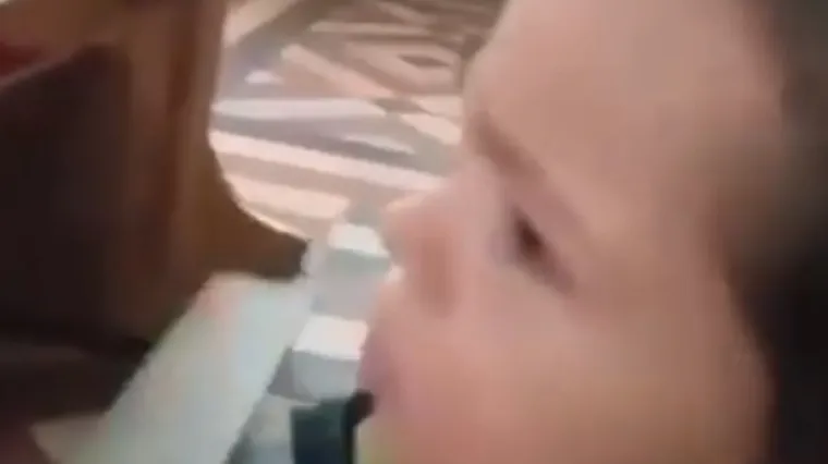 Dječak se dosađivao u crkvi, majka ga stalno sti&scaron;avala, a on je samo htio ćevape