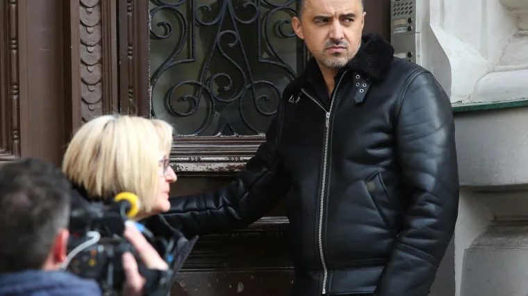 Kom&scaron;ićev otac mogao bi zavr&scaron;iti u istražnom zatvoru, dan nakon presude zatečen kraj automobila kakav vozi sutkinja