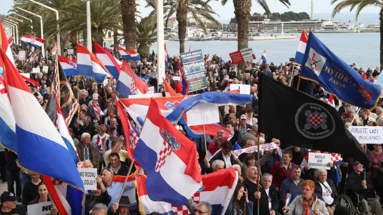 Organizatori tvrde kako se na splitskom prosvjedu skupilo 70.000 ljudi, policija će danas dati službenu brojku