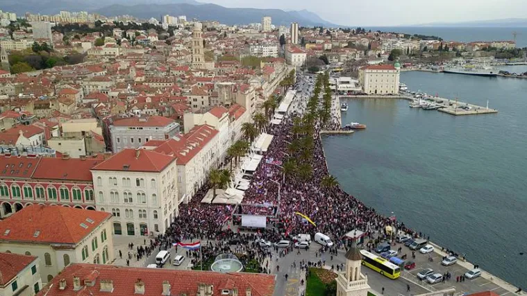 Splitska policija demantirala organizatore prosvjeda: 'Na Rivi je bilo 15, a najvi&scaron;e 18 tisuća ljudi'