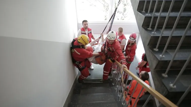 HGSS-ovci prebacili nepokretnog pacijenta na peti kat zgrade bez lifta