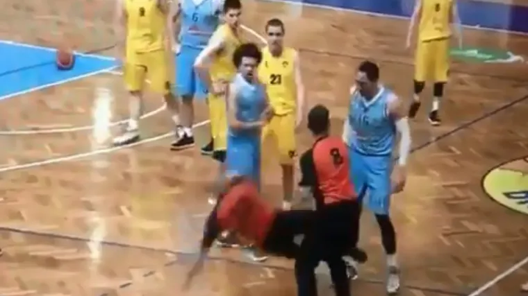 Utakmica prekinuta nakon &scaron;to je sudac odglumio udarac Srbina?!