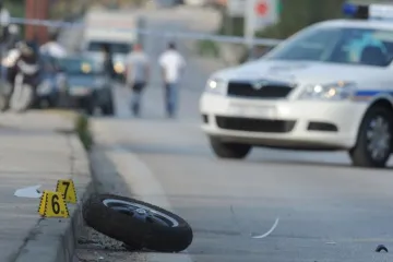 U sudaru automobila i teretnog vozila jedna osoba poginula, promet je zatvoren