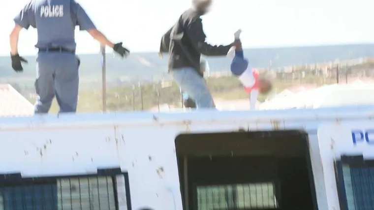 Bacio vlastito dijete s krova u znak prosvjeda: susjedi davali podr&scaron;ku vičući 'Baci ga!'