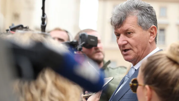 'Hvali se viškom u HZZO-u. To znači da je novca za liječenje bolesne djece uvijek bilo?'