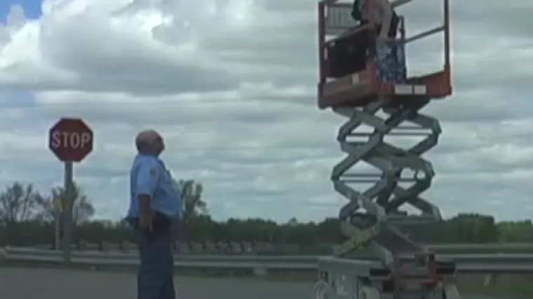 'Dođi gore po mene, ako si faca': pijan se vozio hidrauličnim liftom, pa se bahatio policajcu