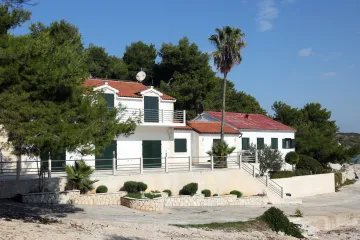 Uskoro natječaji za zakup državne imovine: U ponudi bivše Todorićevo odmaralište, vila Lovorka ali i vojarna JNA u Visu