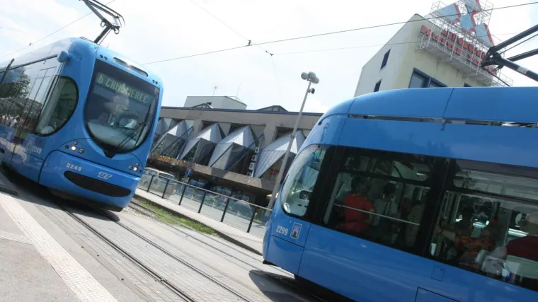 Incident u tramvaju: stariji čovjek vrijeđao ženu zbog psa pa se potukao s vr&scaron;njakom koji ju je branio