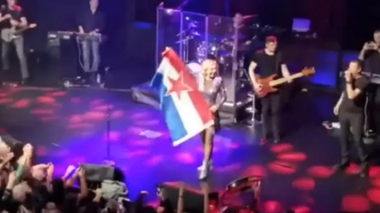 Ponosno ju uzela na pozornicu, no napravila strahovit gaf