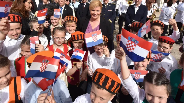 Kolinda premjestila svoj ured u &Scaron;ibenik pa po starom običaju napala Vladu: 'Mladi odlaze'