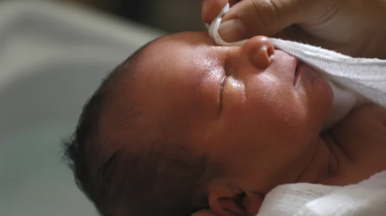 Prvo kupanje bebe: kada i kako prvi put okupati novorođenče