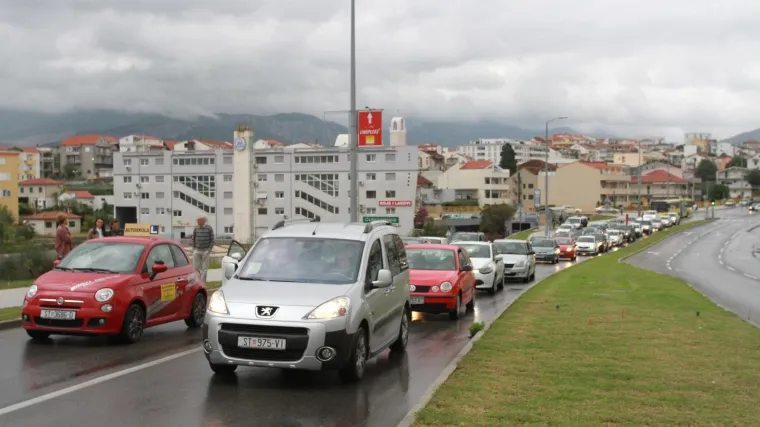 Obitelj blokirala prometnicu, stavila lanac na ulaz u &scaron;kolu i traži da im Grad isplati zemlju: 'Izigrali su nas!'