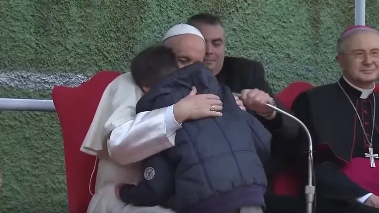 Slomljeni dječak pitao Papu je li njegov tata ateist u raju - odgovor rasplakao sve okupljene