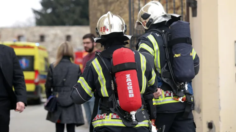 U Rijeci odjeknulo desetak slabijih eksplozija: iz garaže se pro&scaron;irio gusti crni dim