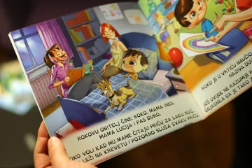 'Otkud takvim obiteljima djeca?!' Sisačka knjižnica predstavila 'Moju duginu obitelj', a dio publike došao provocirati