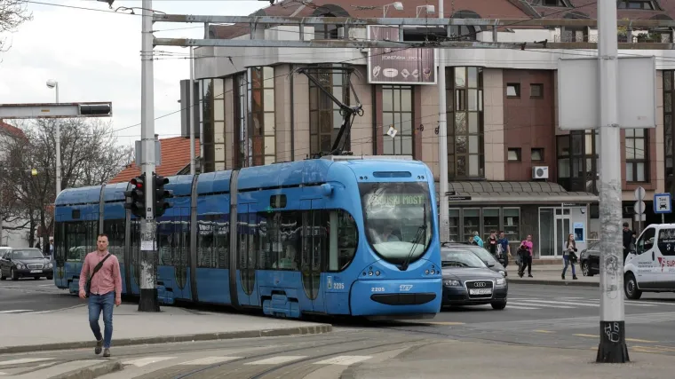 Tragedija u Zagrebu: u tramvaju broj 12 preminuo mu&scaron;karac