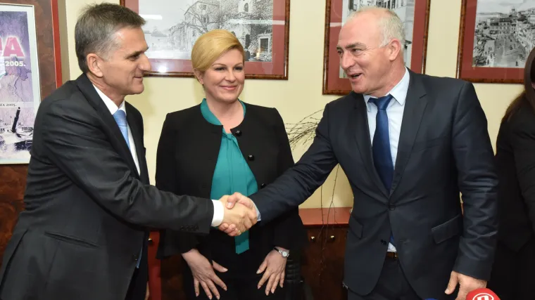 U nazočnosti predsjednice Grabar-Kitarović potpisan ugovor o dodjeli biv&scaron;e vojarne &Scaron;ibensko-kninskoj županiji