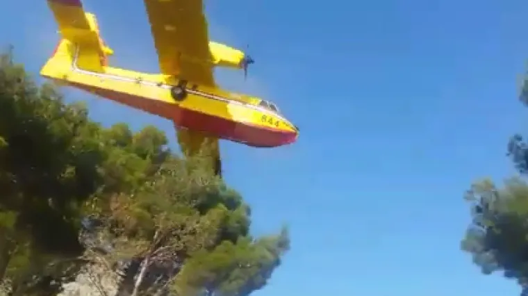 Požar kraj Omi&scaron;a stavljen pod nadzor: pogledajte snimke s prve crte