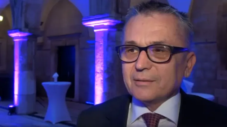 Predsjednik Uprave Croatia Airlinesa doslovno pobjegao od kamera kad je morao odgovoriti &scaron;to radi na radnom mjestu