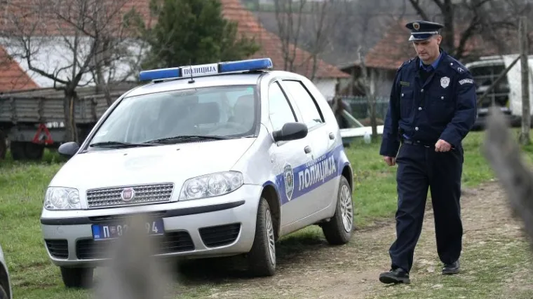 Horor u Srbiji: metalnom &scaron;ipkom izudarao vlastitu baku pa ju ubio nožem