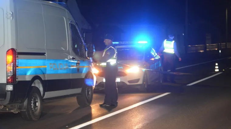 Kaos na očevidu nesreće u kojoj je poginuo motociklist: automobil se zabio u policiju i vatrogasce