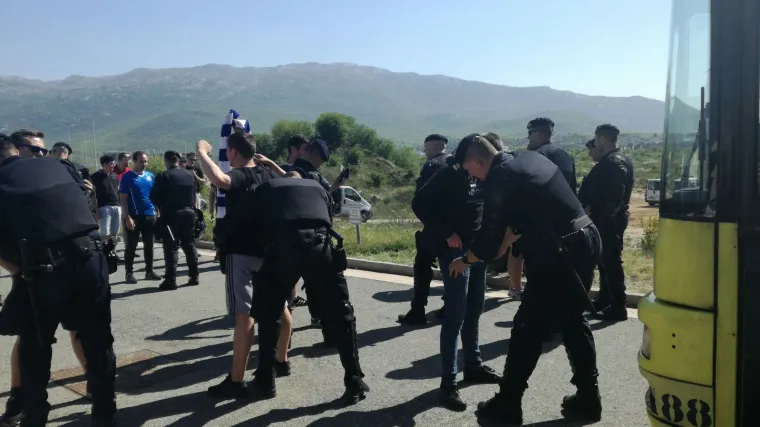 VIDEO Policija pretresa Bad Blue Boyse: u Split stiže nekoliko autobusa s Dinamovim navijačima