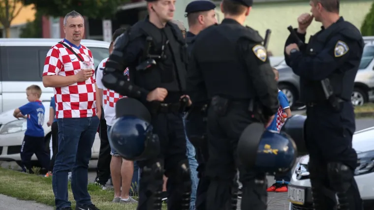 Drama na stadionu u Koprivnici: petorica mu&scaron;karaca napala policajce, jedan pogođen u glavu