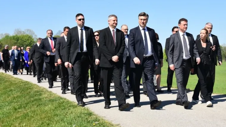 Vijorila se zastava s usta&scaron;kim pozdravom: 'HOS-ovci su nevini!'