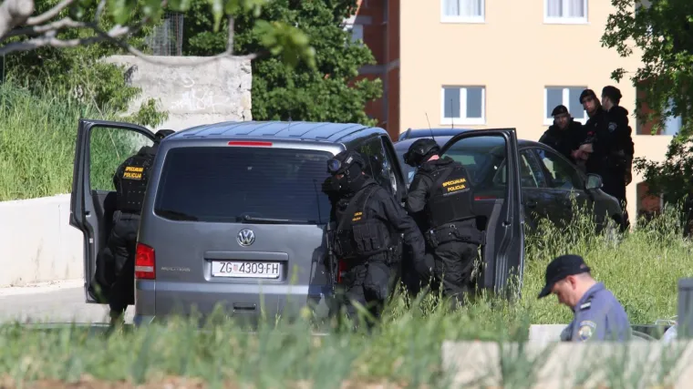 Kod mu&scaron;karca koji je pucao po Ka&scaron;telima otkrili ilegalnu automatsku pu&scaron;ku i 152 metka