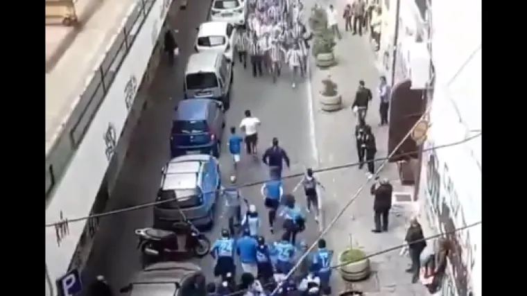 Pogledajte što se dogodi kad se navijači mrskih rivala Juventusa i Napolija nađu u istoj uličici