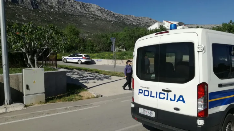 Huliganski epilog velikog derbija na Poljudu: maskirani lovili navijače Dinama i palicama izudarali vozilo