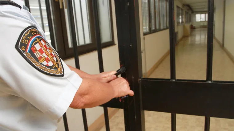 Voćar reketom iznuđivao novac od invalida: 'Prijetio mi je i &scaron;amarao me po licu'