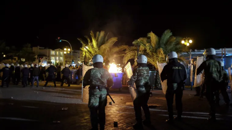 Krajnja desnica sukobila se s migrantima na Lezbosu: letjele baklje, tučnjava trajala cijelu noć