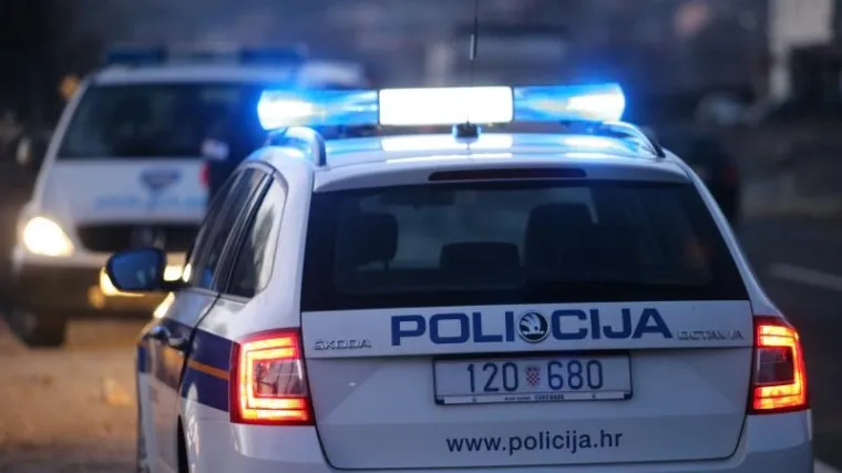 U jezivoj prometnoj nesreći ozlijeđeno četvero djece, dvoje te&scaron;ko